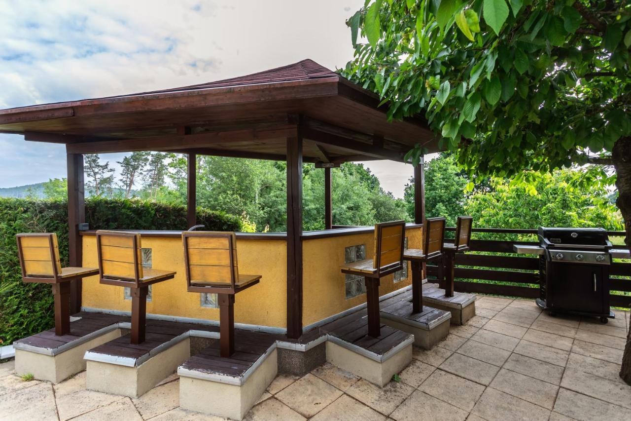 Private Summer House With Swimming Pool, Beach Bar And Pit For Football And Volleyball Hvezdonice Eksteriør bilde