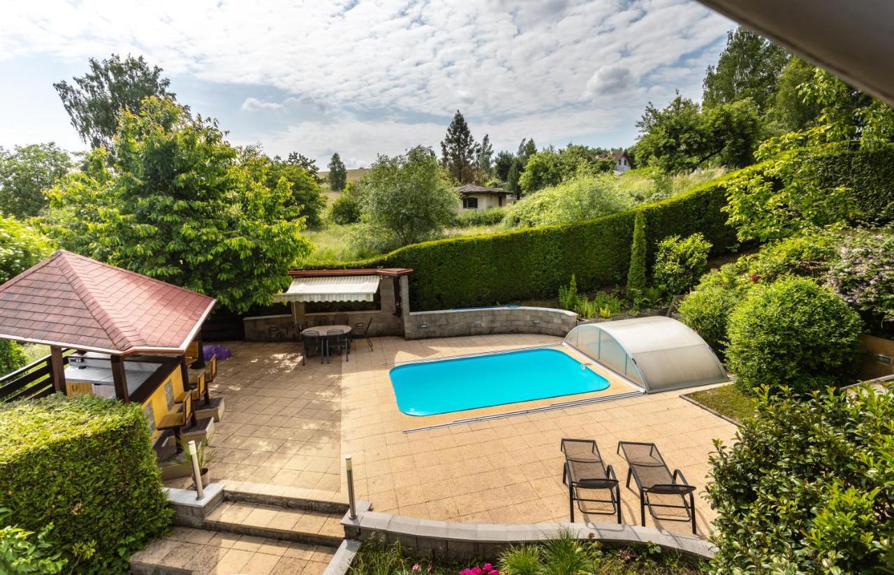 Private Summer House With Swimming Pool, Beach Bar And Pit For Football And Volleyball Hvezdonice Eksteriør bilde