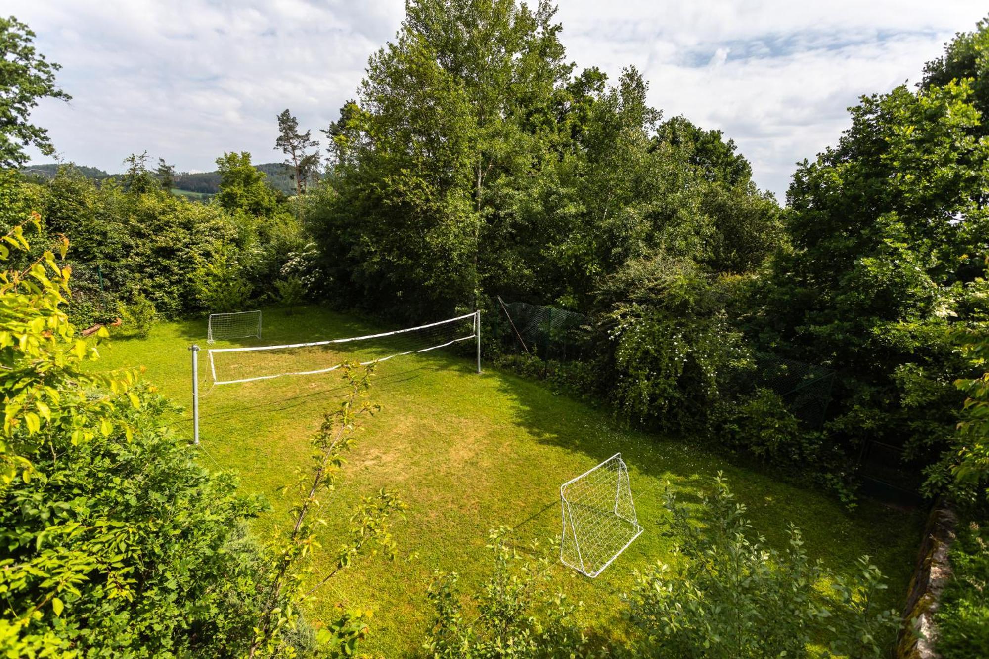 Private Summer House With Swimming Pool, Beach Bar And Pit For Football And Volleyball Hvezdonice Eksteriør bilde