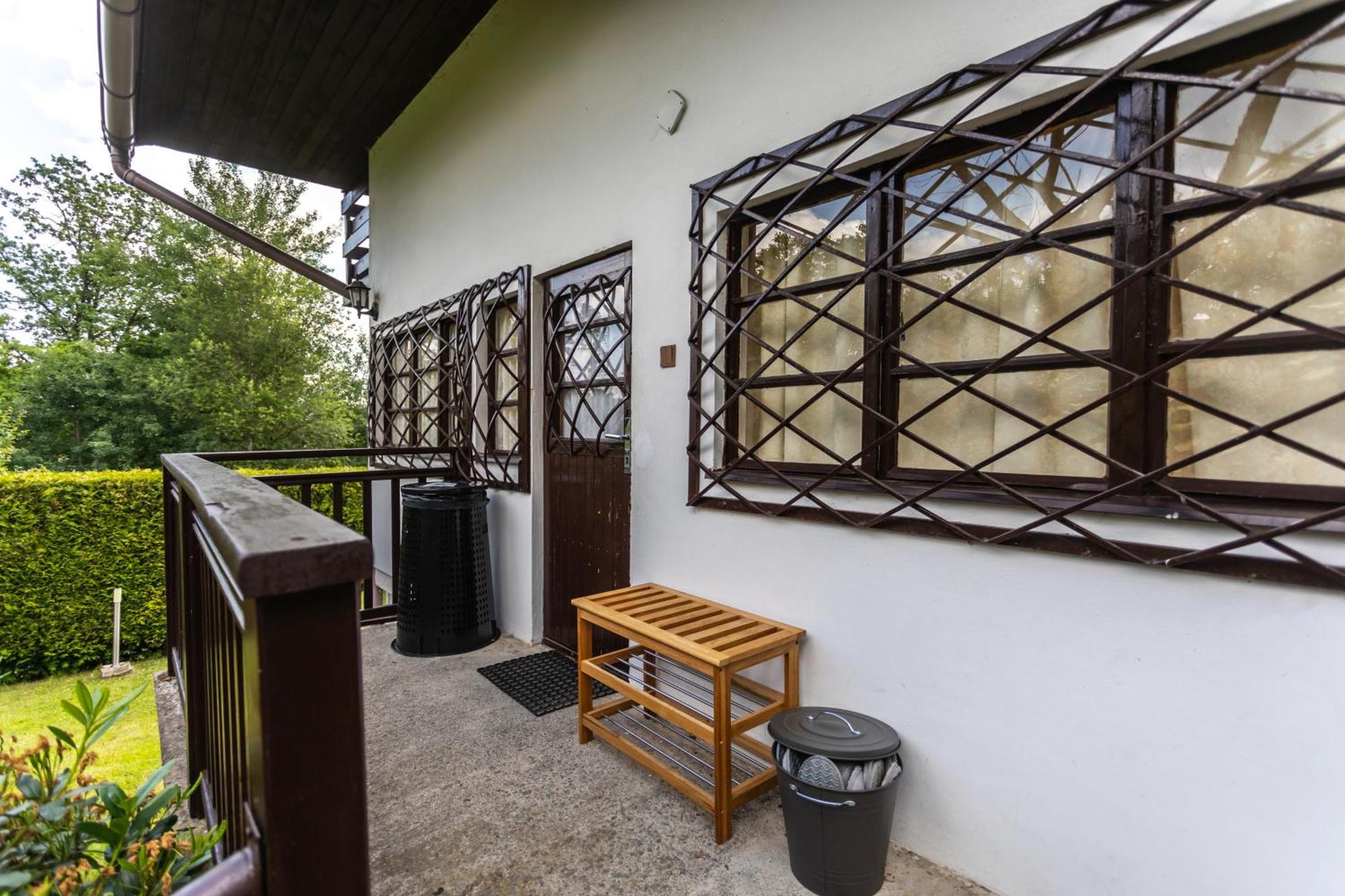 Private Summer House With Swimming Pool, Beach Bar And Pit For Football And Volleyball Hvezdonice Eksteriør bilde
